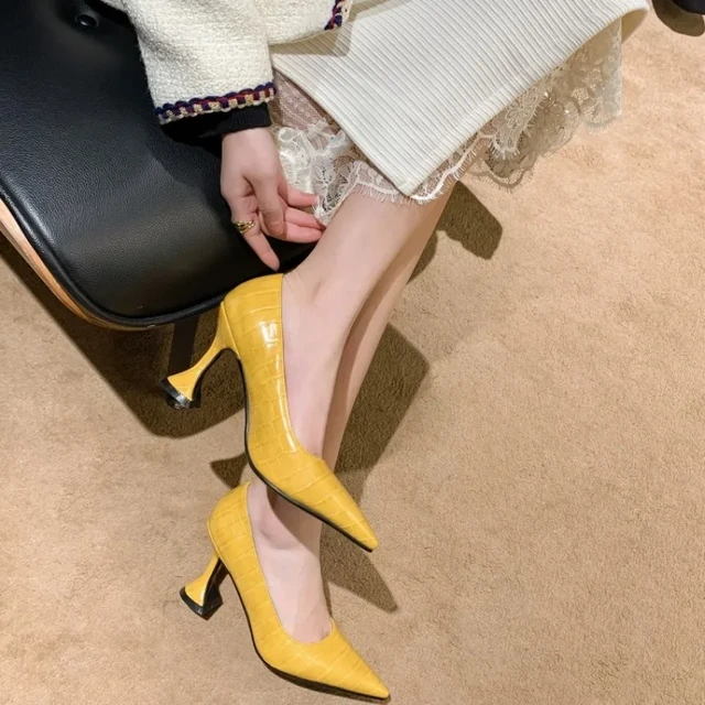 Yellow pointed shoes sales