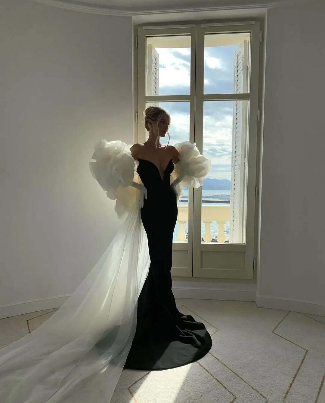 2024 Couture Black Prom Maxi Dress with Detachable White 3D Rose Flower Train Formal Party Dresses Cannes Celebrity Gown Custom