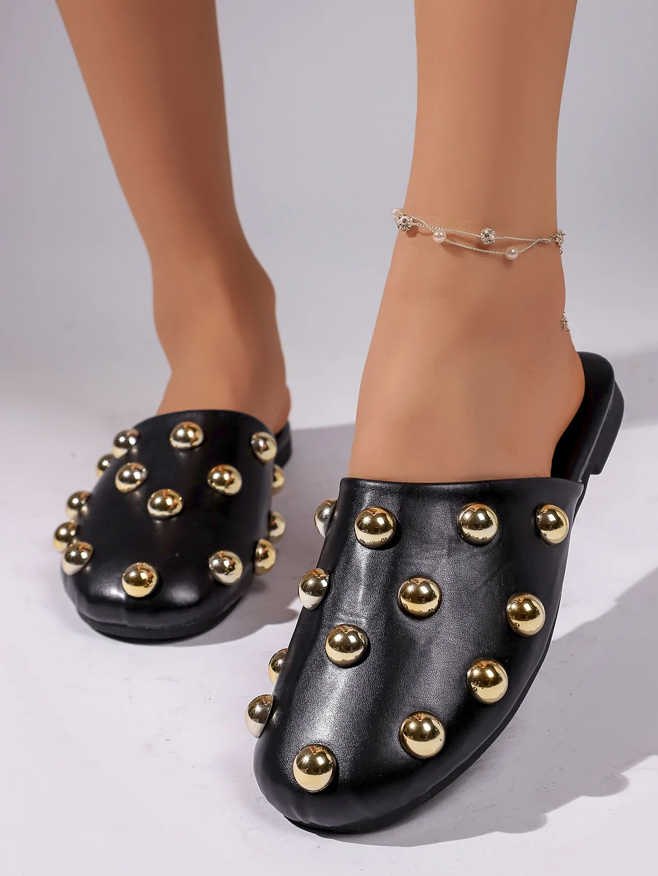 Bequeme Slip-On-Sandalen mit Metallnieten, lässige, abgedeckte Zehenpartie, weiche Gummisohle, flache Schuhe für den Alltag – Detail 21