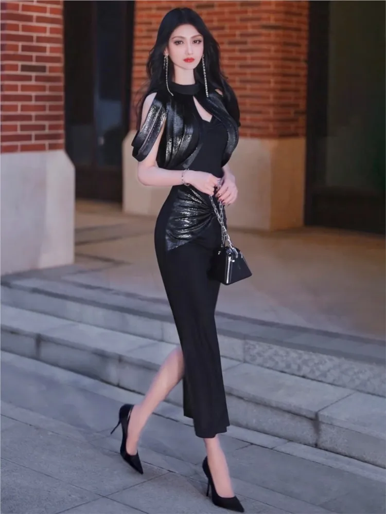 A new niche design set of two-piece upper garment with bright silk decoration and pleated skirt exuding youthful charm