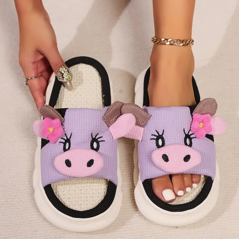 Damen Cartoon-Kuh-Plüschpantoffeln, bequeme dicke EVA-Sohle, Leinen-Slides, modische Kuhform, Unisex-Sommer-Hausschuhe für drinnen. – Detail 7