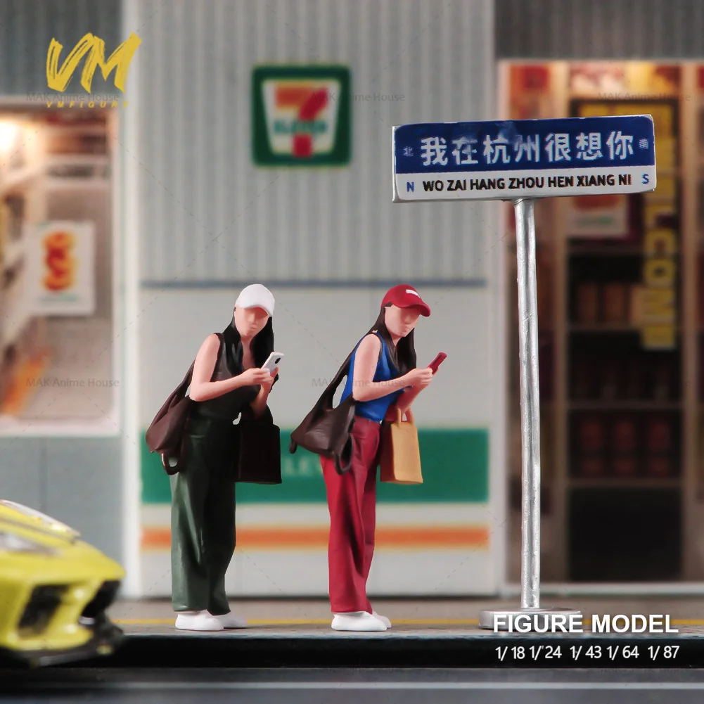 Miniatures Figures 1/87 1/64 1/43 1/24 1/18 Bending Down To Look At The Car With Phone Girl Unpainted Model Creative Scene Dolls