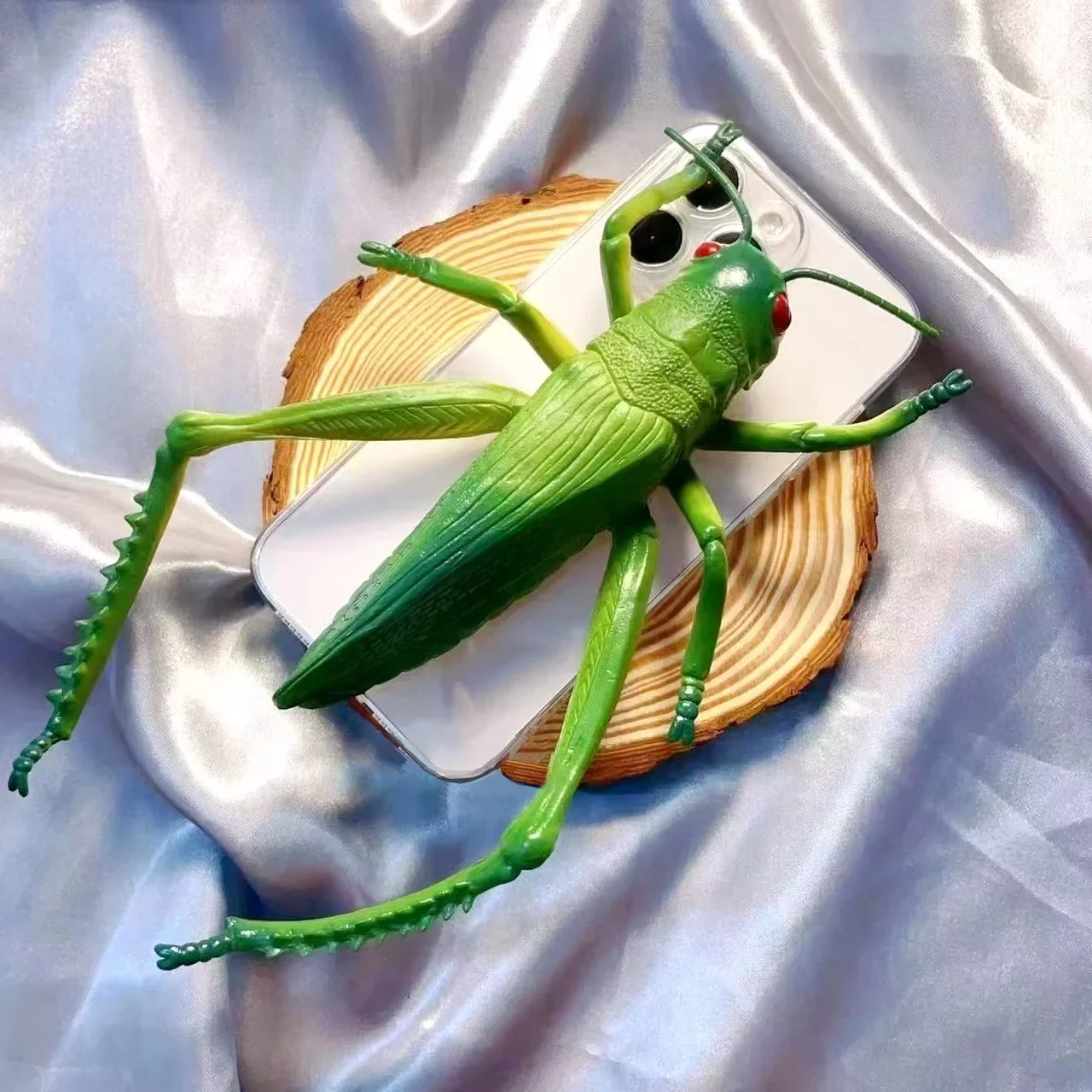 

3Dspoof simulated grasshopper gives iPhone a summer gift - an eye-catching insect protective case for iPhone 14/13/12/11 Pro Max