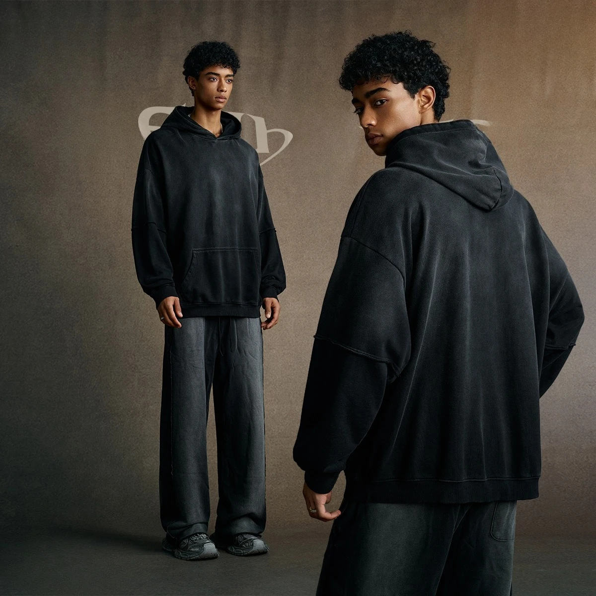 ชุดเซ็ตเสื้อสเวตเตอร์ผู้ชายสไตล์เรโทรพ่นสีขาวแบบวินเทจ ผ้าฝ้าย 100% หนัก 370 กรัม คอลเลคชั่นฤดูใบไม้ร่วง 2025 พร้อมกางเกงลำลองสีขาว