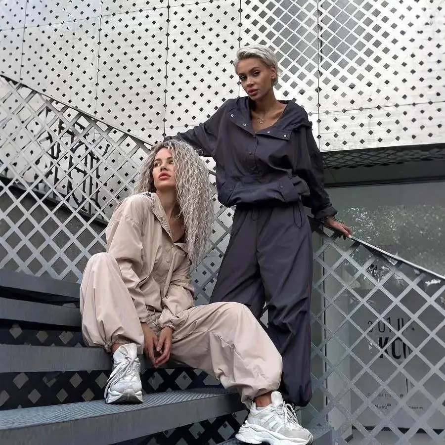 

Новый спортивный костюм 2025 года для женщин: худи с завязками и широкие брюки, комплект из двух предметов, уличный повседневный стиль