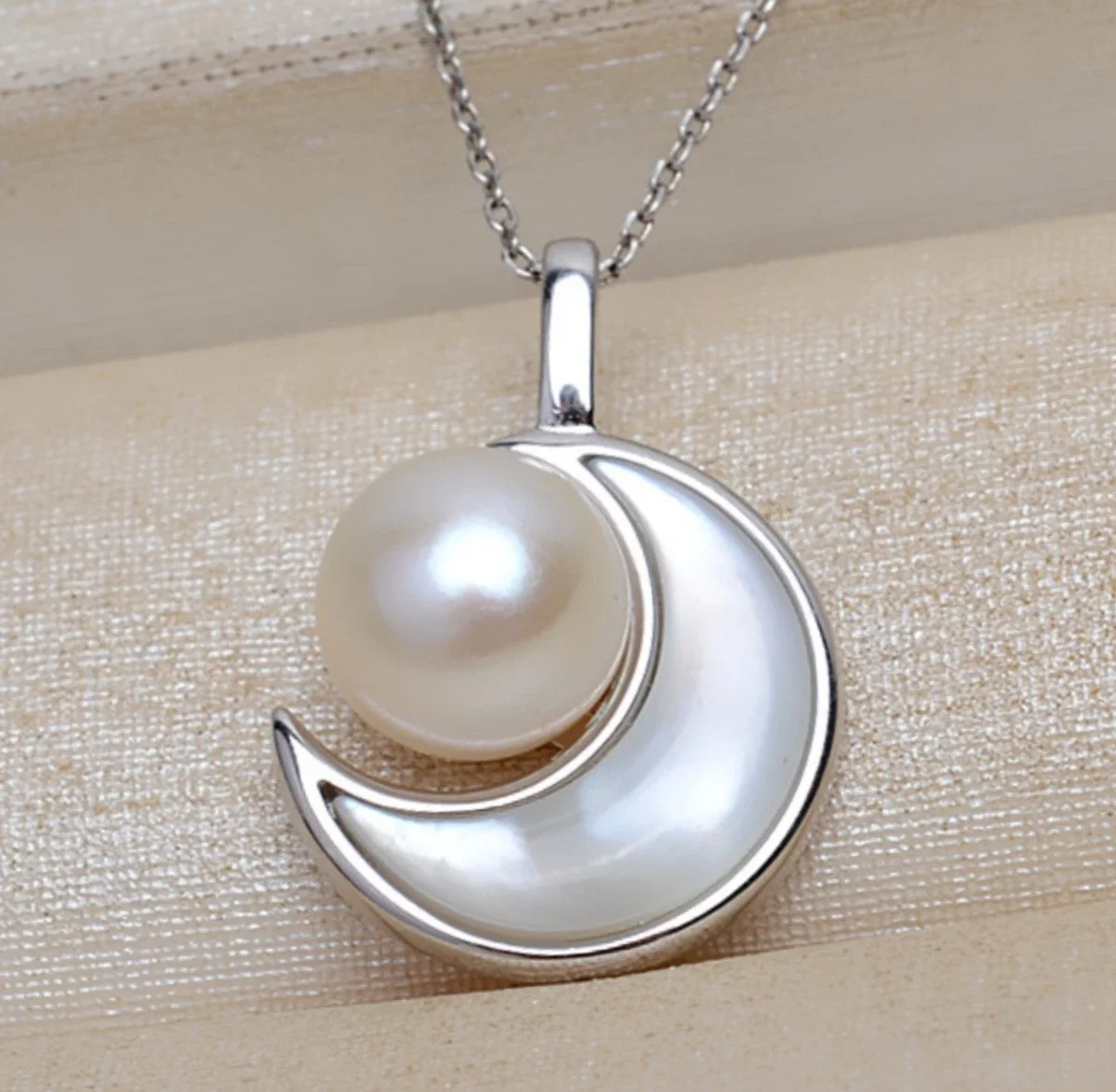 

Charming 8MM Shell Pearl Pendant Necklace in The Shape of Sun and Moon