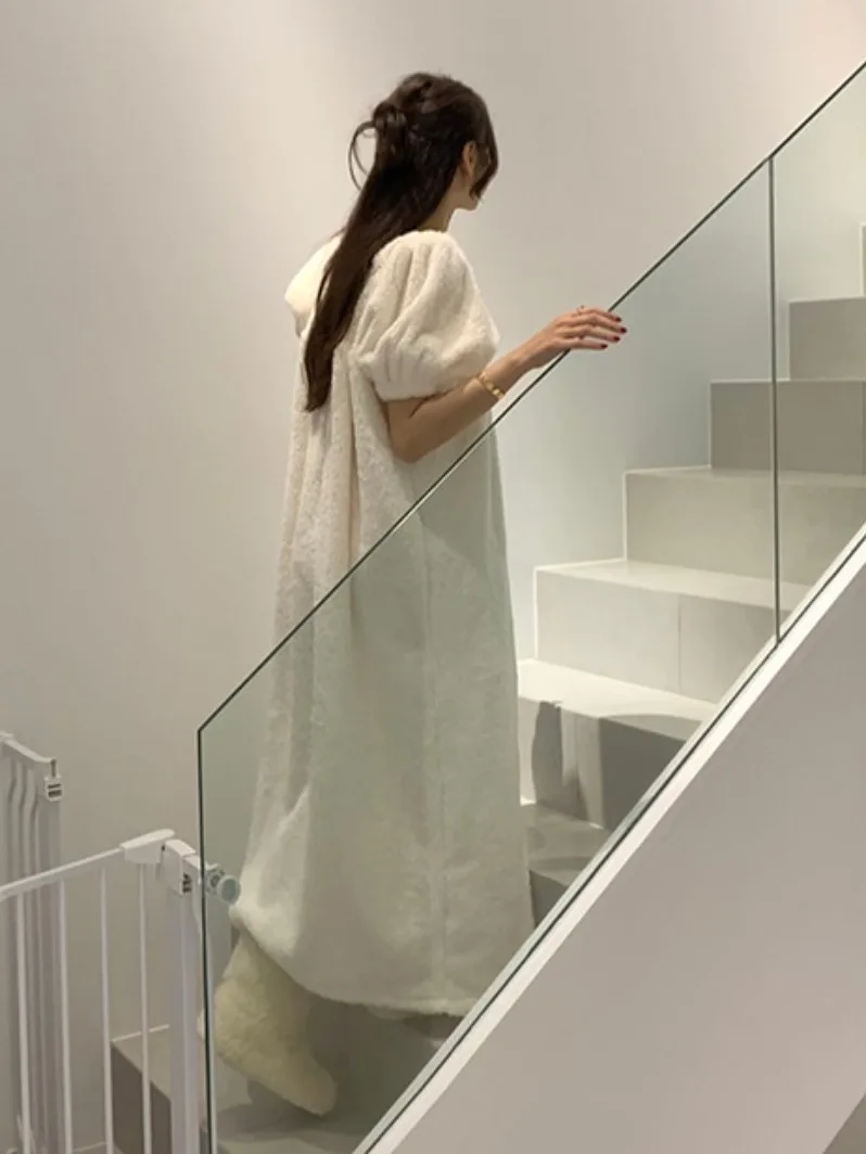 เสื้อคอปกยาวทรงคอร์ทสำหรับผู้หญิง ดีไซน์ทันสมัย ผ้าคอรัลไลน์ เนื้อผ้าฟองน้ำ ซับในด้วยผ้าลูกไม้ ตัดเย็บอย่างประณีต ให้ความอบอุ่น ป้องกันริ้วรอย