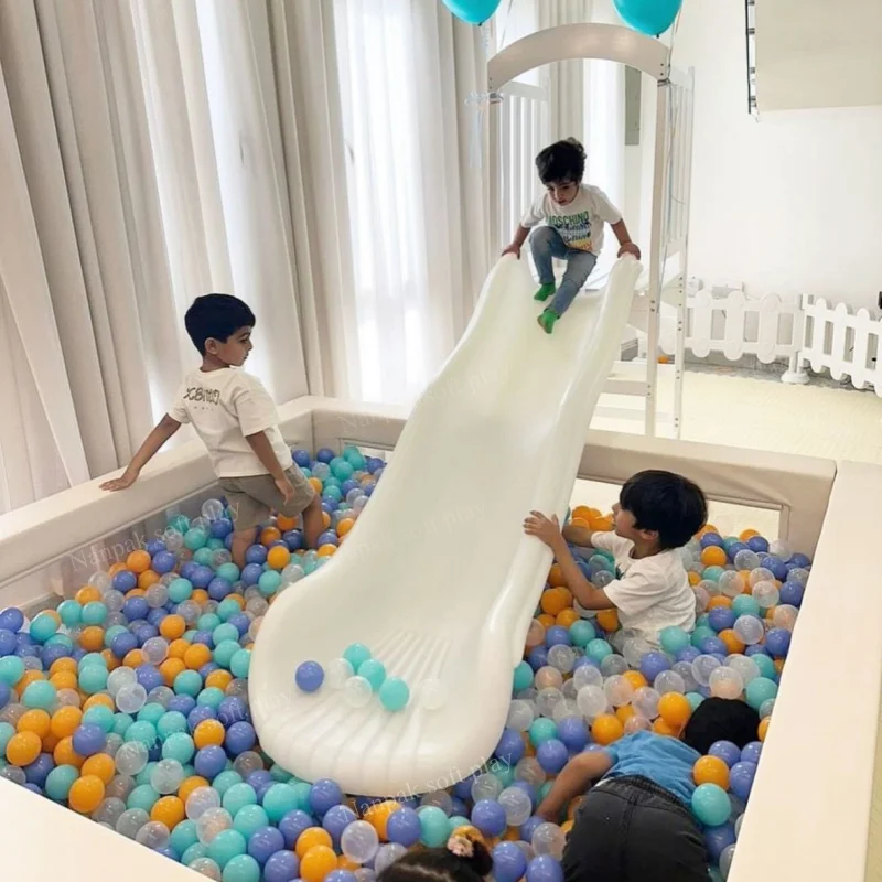 클래식 화이트 실내외 어린이 놀이 파티 이벤트용 투명 볼풀 화이트 슬라이드 소프트 플레이 화이트 소프트 플레이 장비 대여