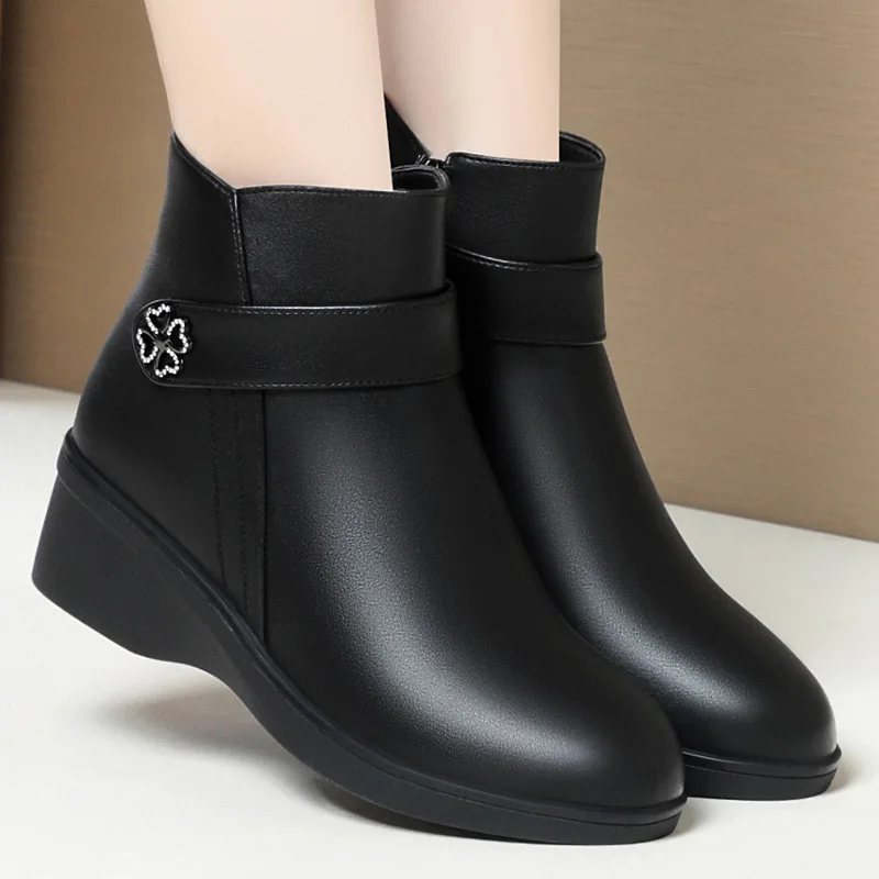 

3.5cm Comfortable Retro Women's Soft Leather Boots Warm Fur Shoes Winter 2025 Casual Black Short Plush Ankle Boots for Mom Work