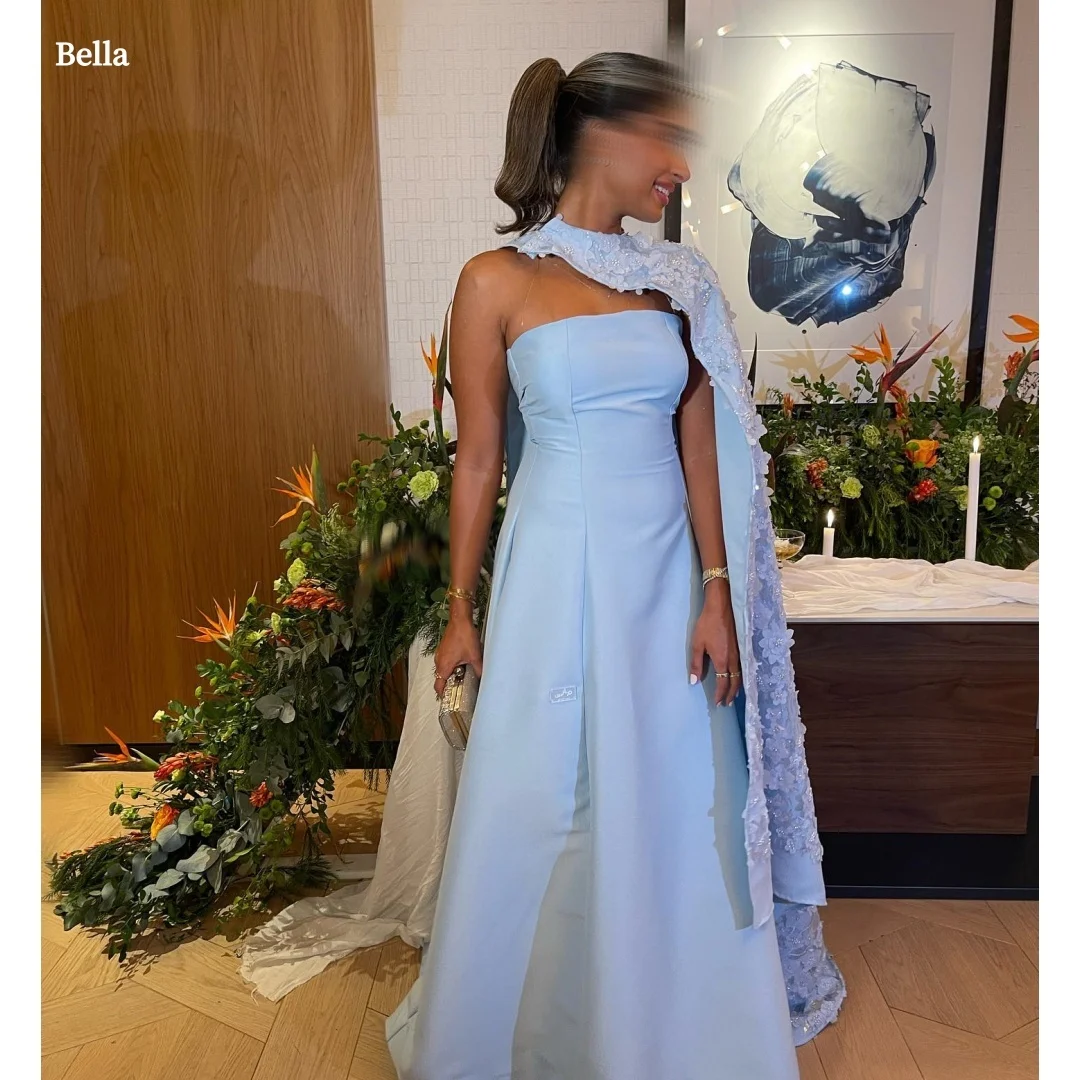 

Индивидуальные вечерние платья Bella: светло-голубое атласное макси-платье А-силуэта без бретелек с 3D цветочным декором и накидкой