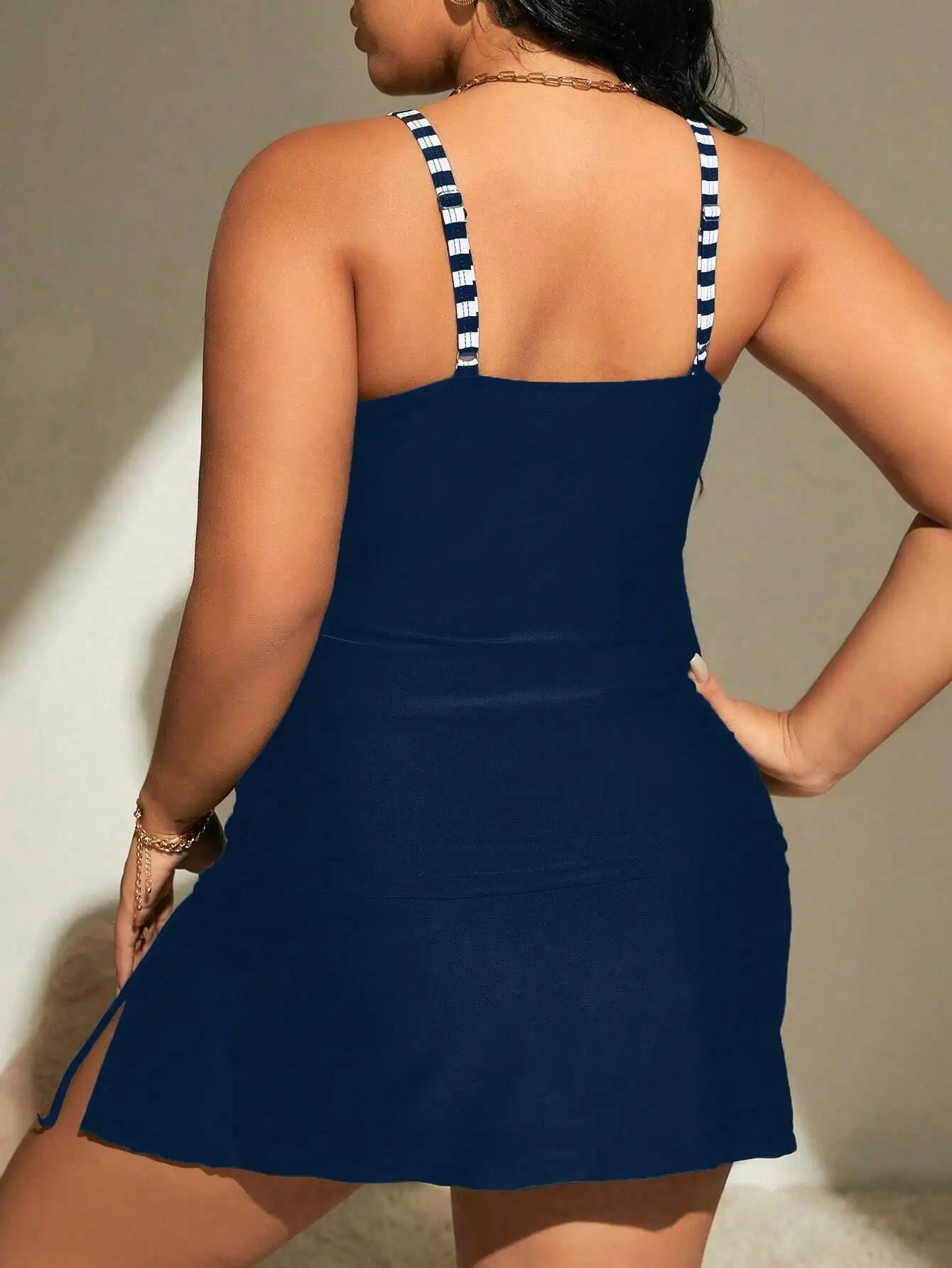 

Танкини больших размеров в полоску с рюшами и боковым разрезом для летнего пляжного образа