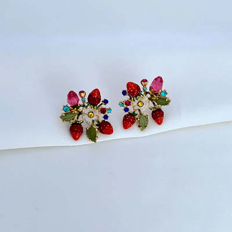 

New Fashion Light Luxury Temperament Cute Sweet Enamel Rhinestones Inlaid with Strawberry Flowers Exquisite Earrings for Women