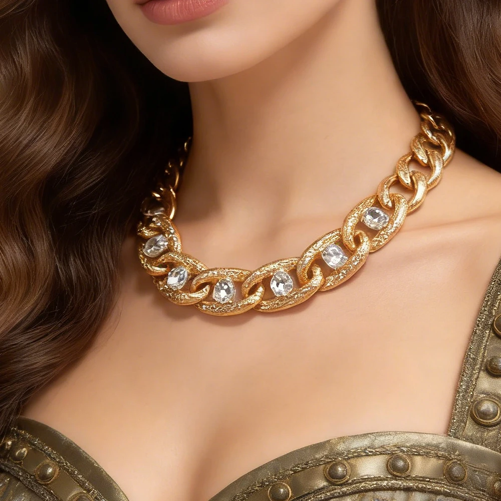Chaîne gourmette ornée de cristaux, accessoire de mode dimensionnel et élégant, idéal pour les tenues stylées et les brunches.