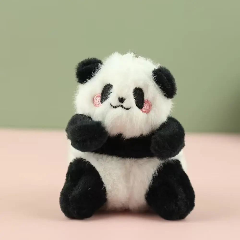 يجلس الباندا فروي المفاتيح الحيوانات المحشوة رائعة صغيرة الباندا أفخم دمية Kawaii لطيف سعيد الباندا Keyrings حقيبة سحر