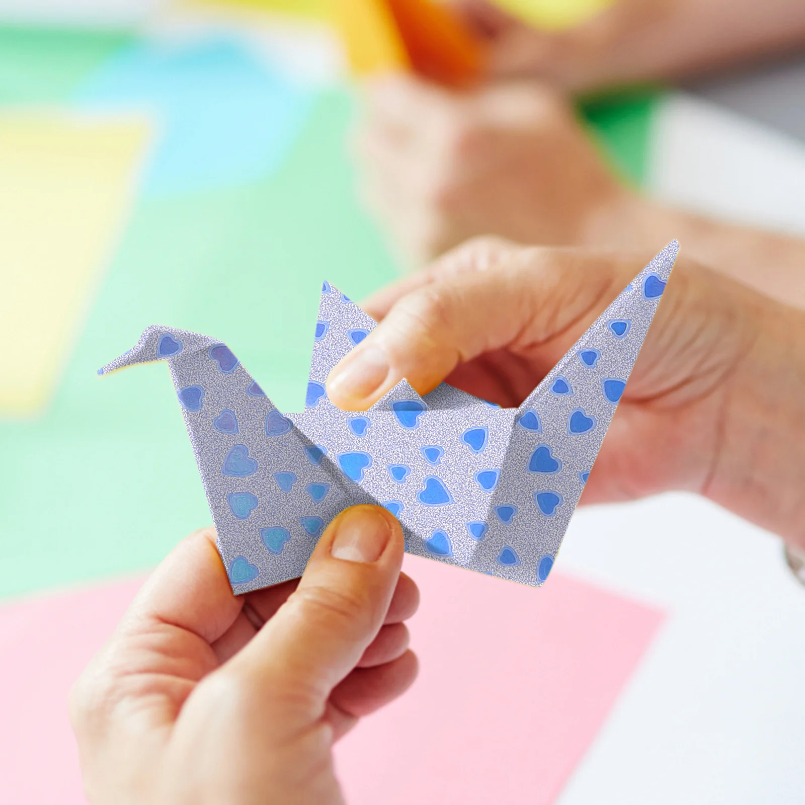 

Набор из 28 цветных голографических листов бумаги для оригами: блестящие квадратные листы для детского творчества, поделок и декора