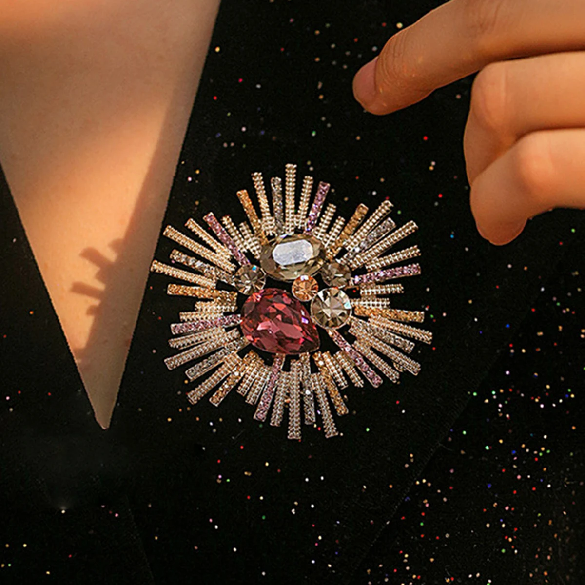 Broche de cristal de lujo de alta gama, broche de flor para el pecho, simple y moderno, accesorios de ropa para mujer, fabricante mayorista.