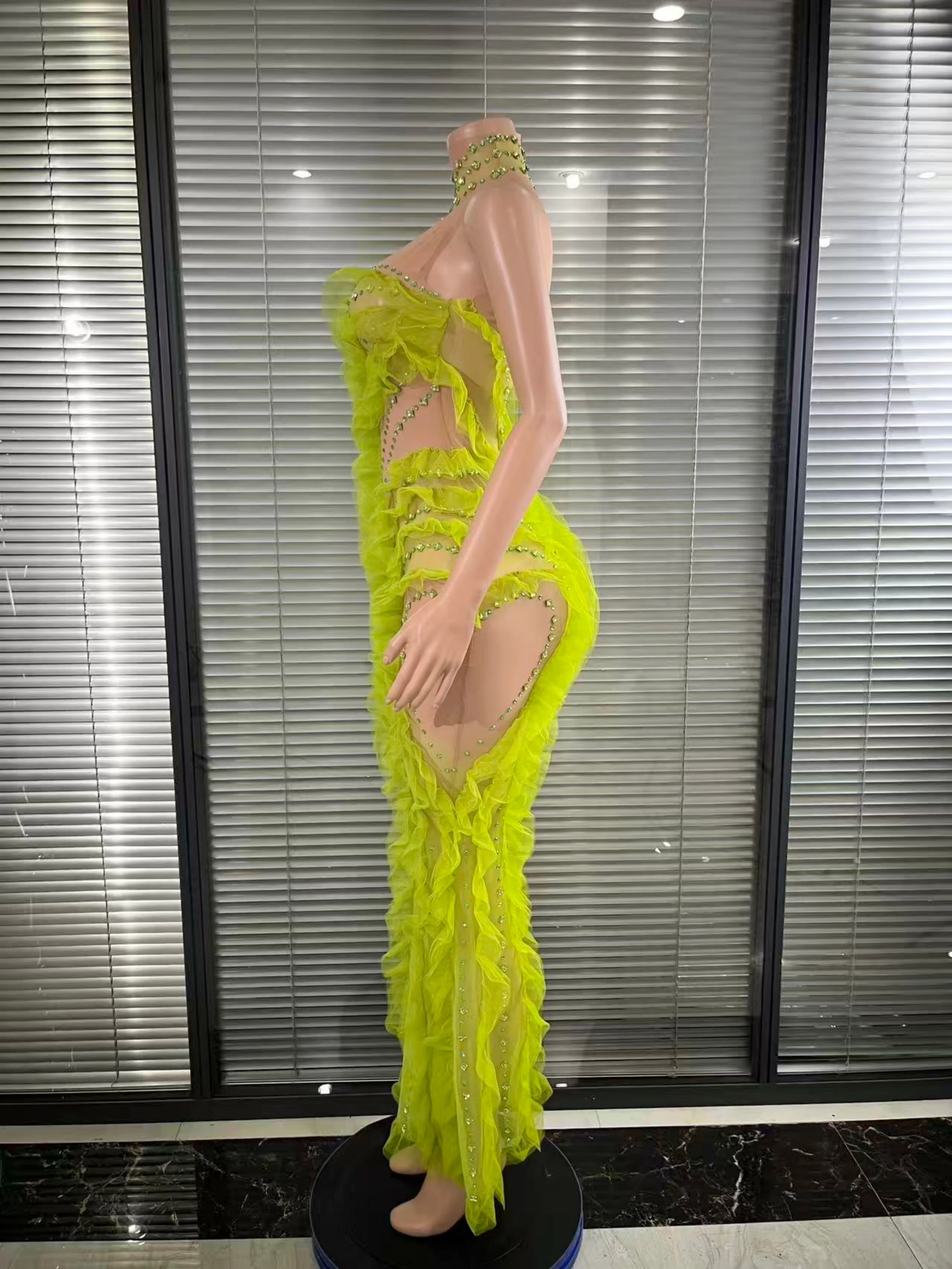 ชุดราตรีงานพรอมสีเขียวลายดอกไม้สุดหรู ดีไซน์ไฮโลว์ แต่งระบายดอกไม้ สำหรับงานพิธีการ งานเลี้ยงน้ำชายามบ่าย และงานกาล่า