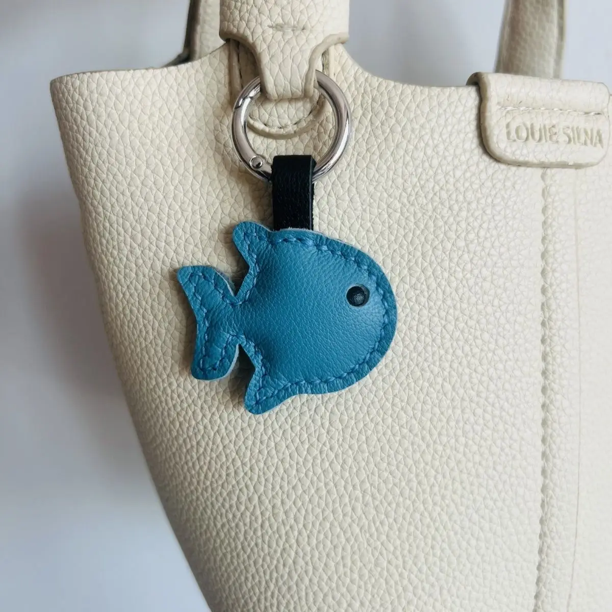 

Handmade genuine leather small fish keychain car key pendant cute and simple decorative gift