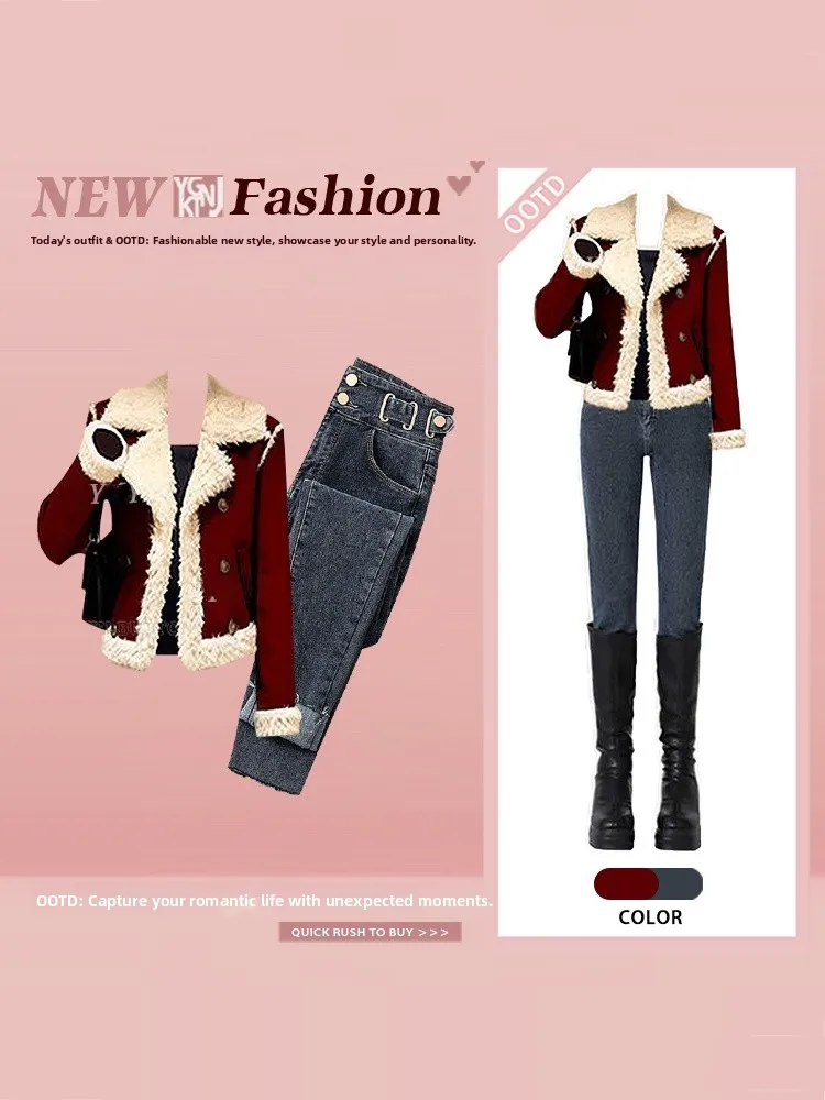 

Ретро-комплект: джинсовая куртка с красными пуговицами, облегающий женский жилет, брюки с высокой талией, футболка. Роскошный зимний наряд из трех предметов.