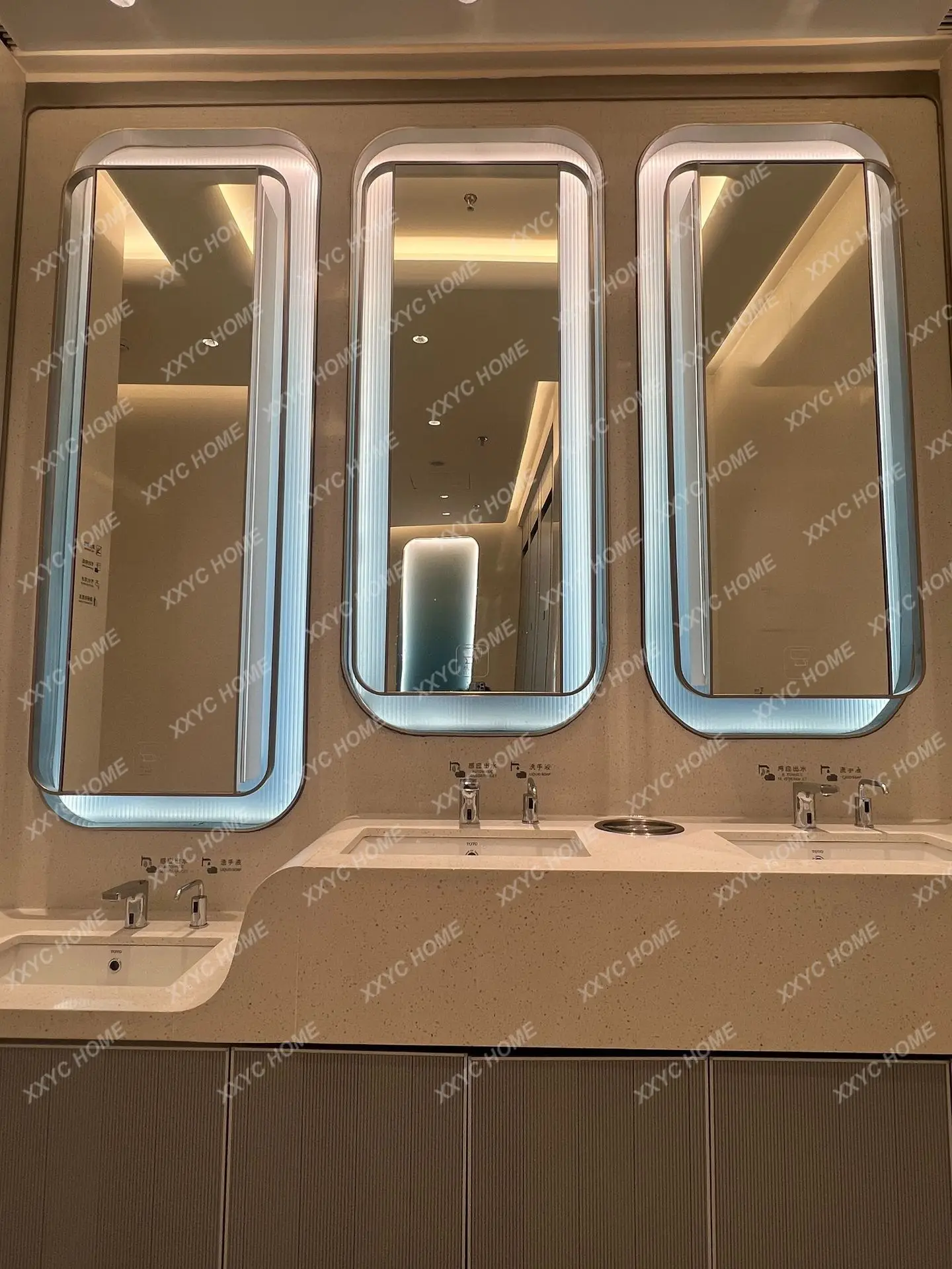 

Зеркальный шкаф LXCommercial с LED-подсветкой для ванной комнаты