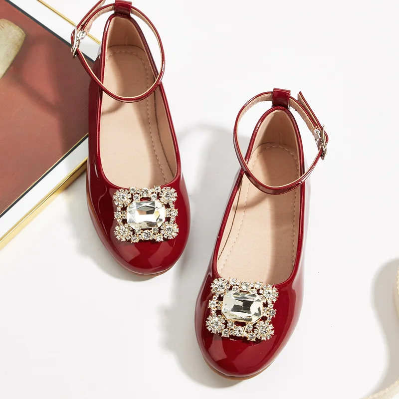 

Детская повседневная обувь, туфли на низком каблуке, туфли из искусственной кожи с круглым носком и кристаллами, весенняя обувь для девочек, нескользящие красные туфли, размер 23-36