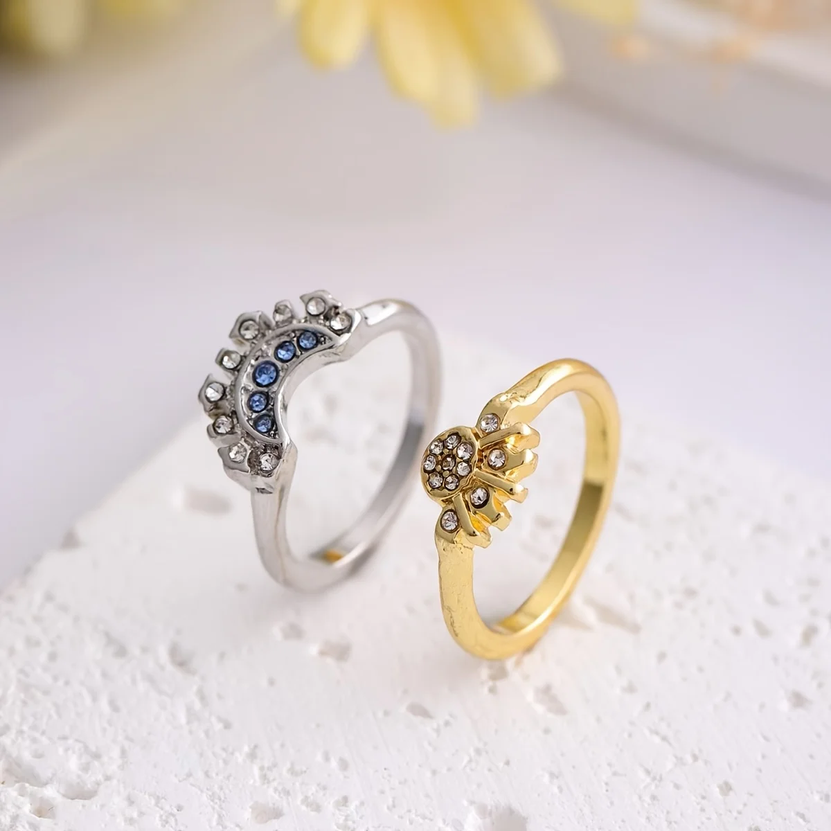 خاتم زوجين مكون من قطعتين بأسلوب عصري وبسيط، مصمم بقمر أزرق وشمس صفراء، مجوهرات مثالية للفصول الأربعة