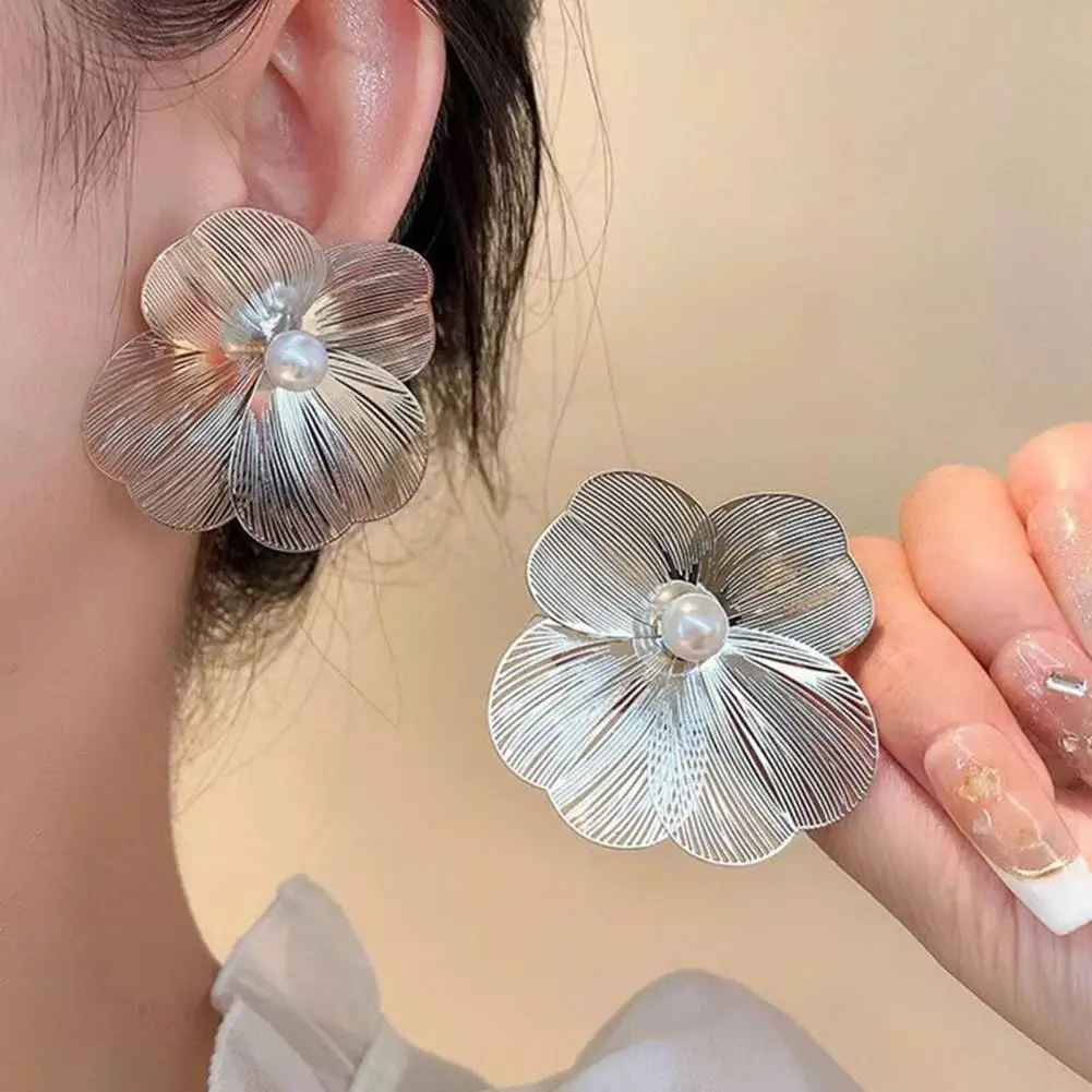 

Hollow Petal Design Earrings Exaggerated Flower Earrings with Hollow Metal Design Faux Pearl Decor Statement Jewelry for Prom