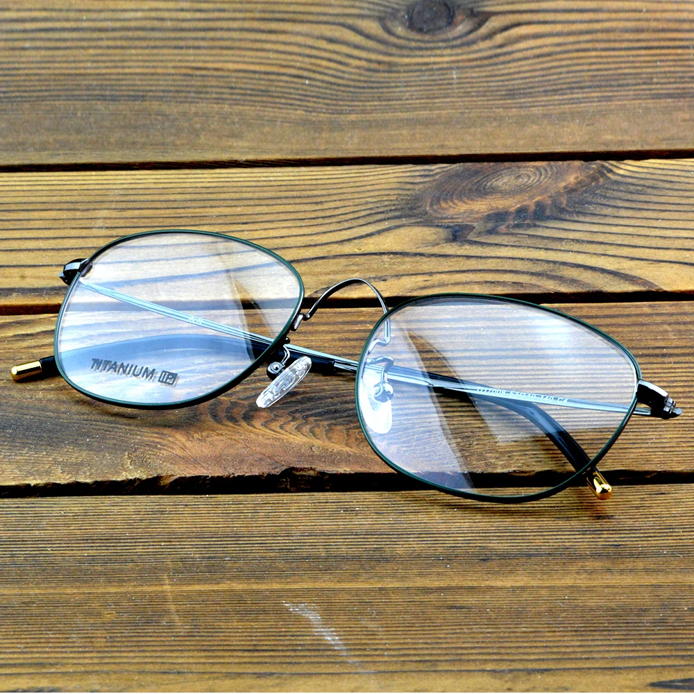 نظارات بصرية بيضاوية كبيرة الحجم بإطار من سبائك التيتانيوم المطلي بتقنية IP لمظهر أنيق