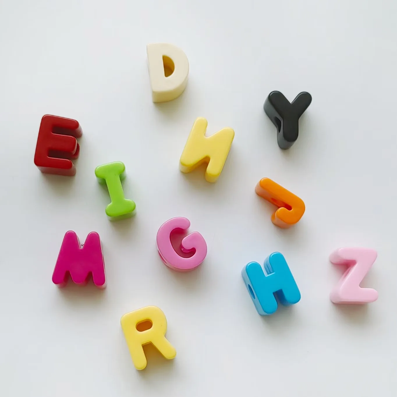 10 Stück Acryl-Buchstabenperlen mit großem Loch, zufällige Farbe, Alphabet, lose Distanzperlen, DIY-Schlüssel, Telefonkette für Schmuckherstellung, Zubehör ﻿ – Detail 4