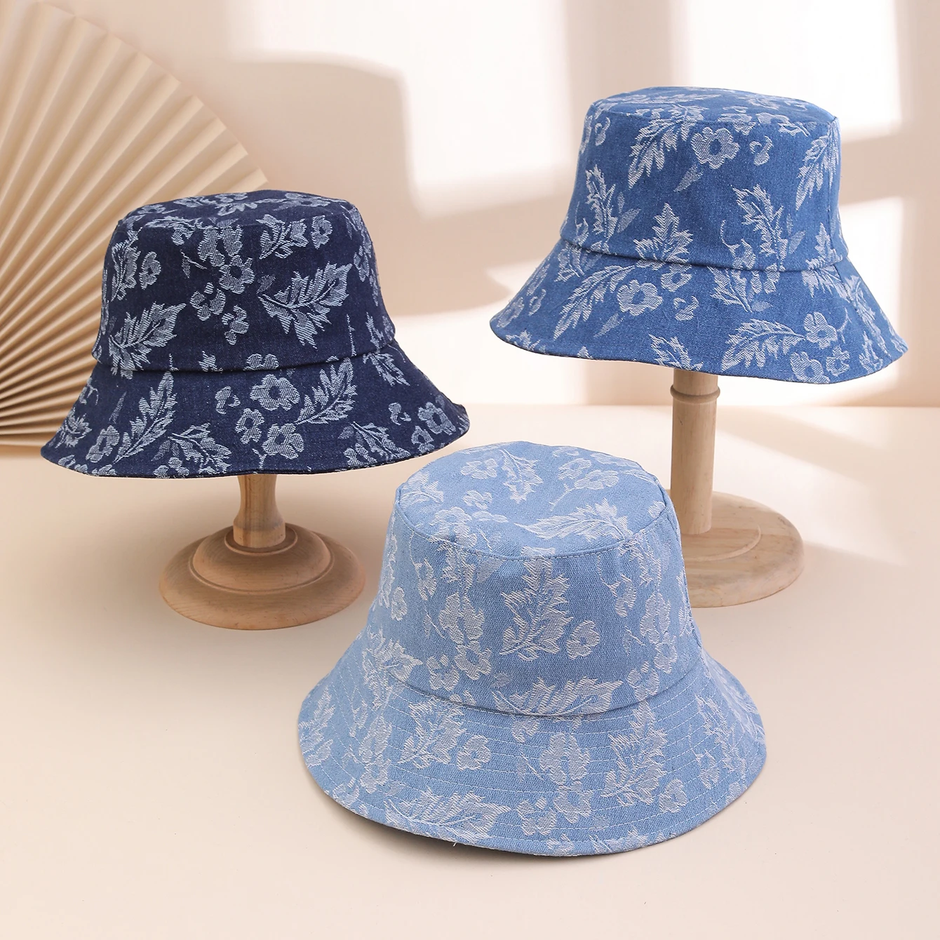 Koreanische Wasserwaschbare Jacquard-Schirmmütze mit Breiter Krempe und Sonnenschutz, in Klassischem Blau.