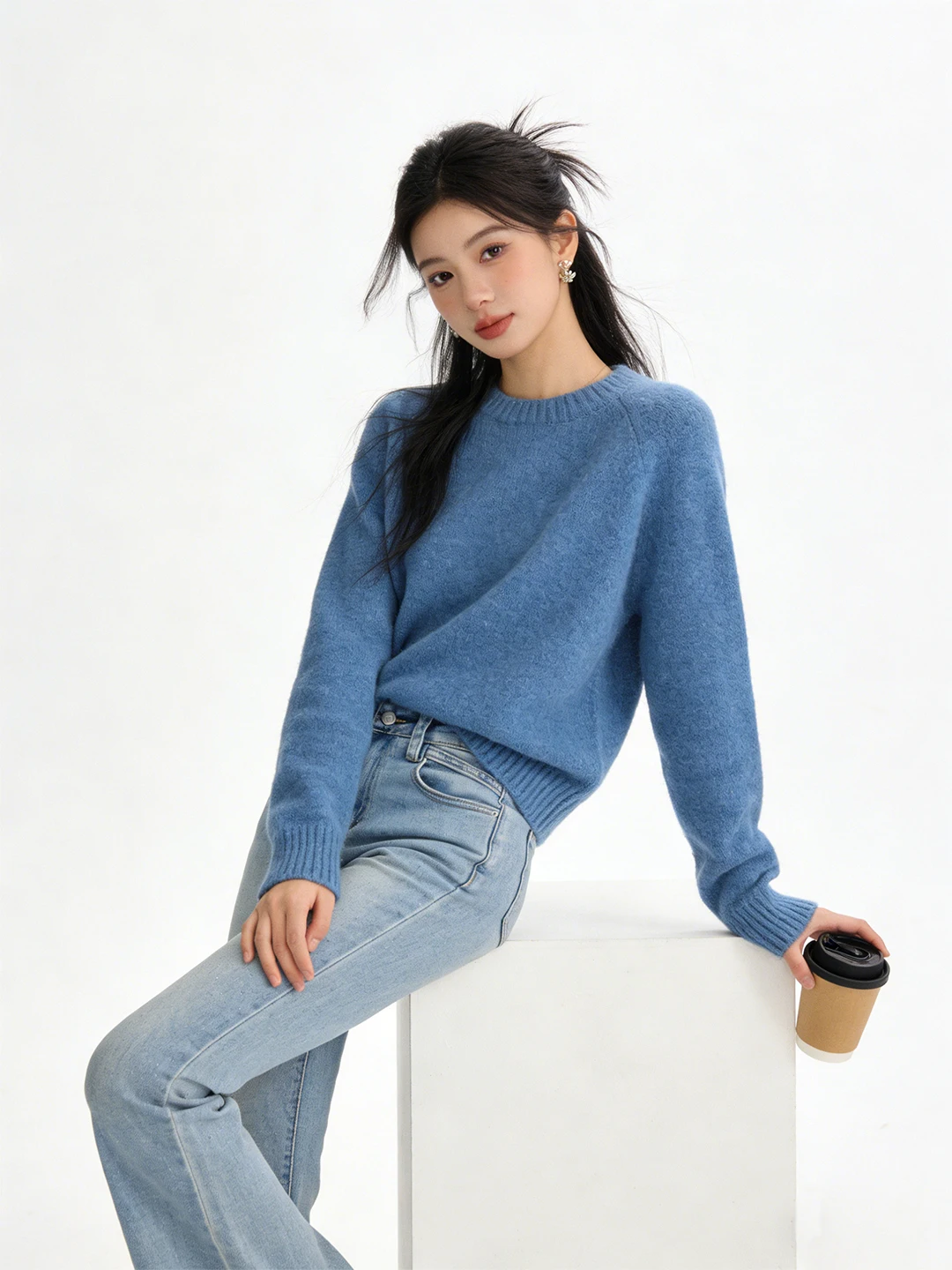 

Новые весенние джинсы-клеш светло-голубого цвета с эффектом похудения, украшенные стразами, с высокой талией и молнией