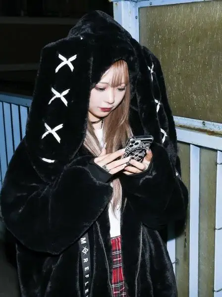 معطف فرو متوسط الطول للنساء لشتاء 2025 مع غطاء أذن أرنب وسحاب للإغلاق معطف فرو مزيف للشارع