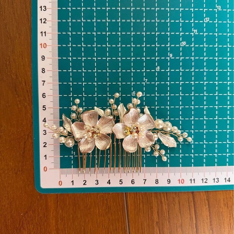 SLBRIDAL Handgefertigter Kristall-Strass-Perlen-Keramikblumen Braut-Haarkamm Hochzeits-Haaraccessoires Brautjungfern Damenschmuck – Detail 2