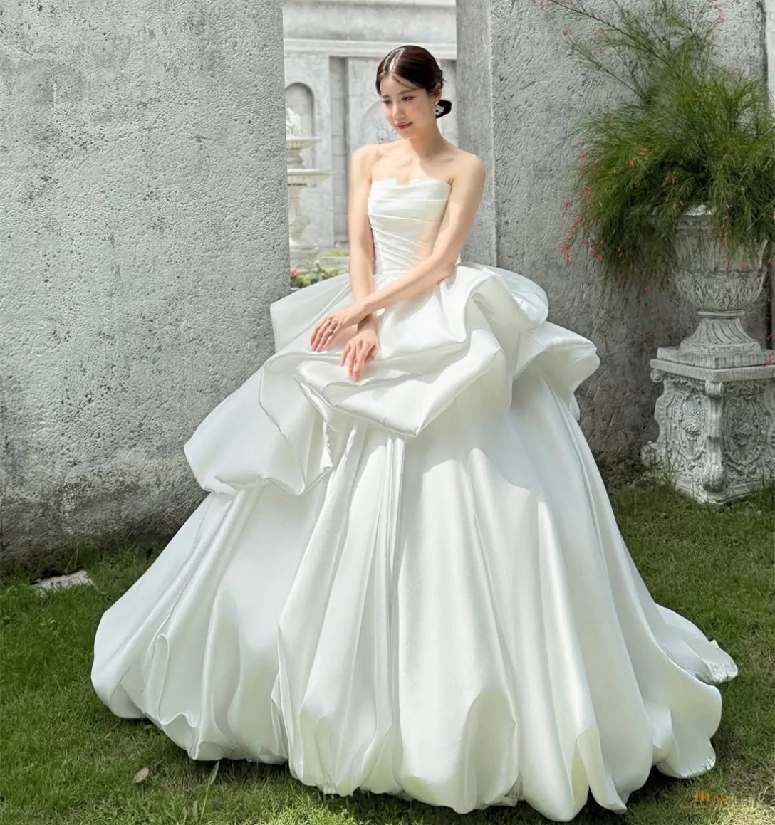 فساتين زفاف طويلة مخصصة بدون حمالات من الساتان على الطراز الكوري على شكل حرف a مكشكشة بأربطة من الخلف مطوي لحفلات الزفاف للنساء