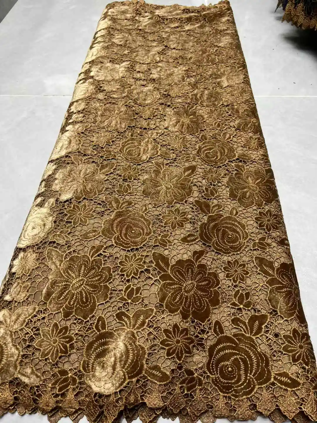 Tela de encaje de terciopelo africano para mujer, materiales bordados nigerianos de alta calidad, venta al por mayor, ropa de fiesta, 2026
