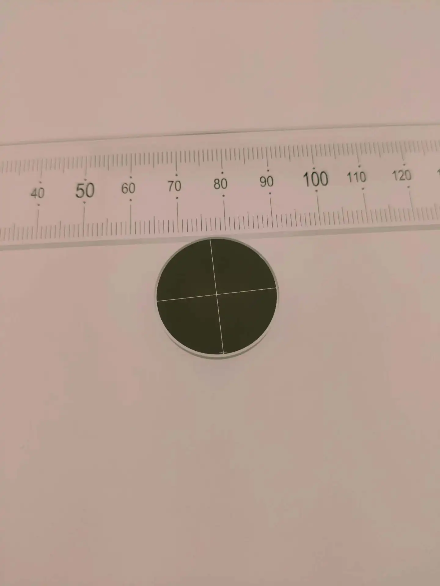 optical crosshair calibration plate negative  diameter 25.4 with a crosshair width of 100 um imperfections on the etched edges
