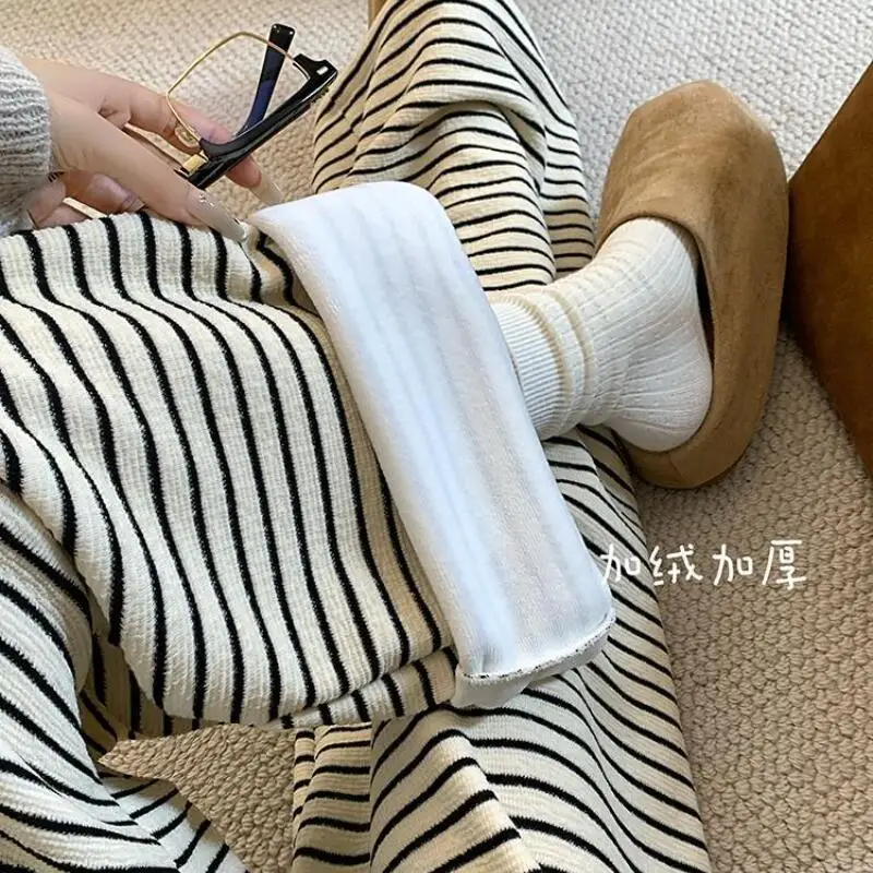 Damskie luźne spodnie typu frotte o prostym kroju, z wysokim stanem, czarno-białe w paski, z szerokimi nogawkami, ocieplane polarem, grube, na jesień i zimę.