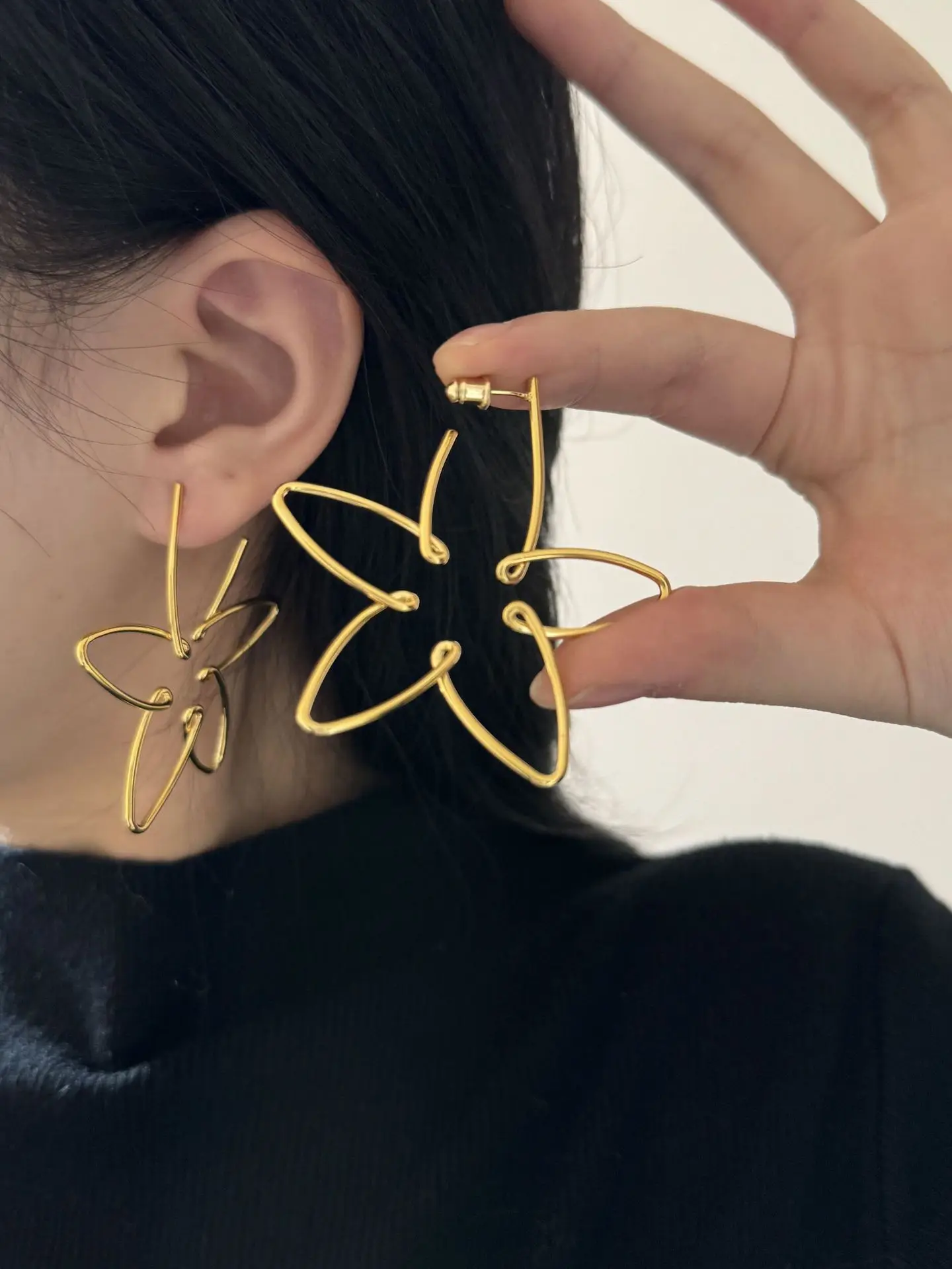 HUANZHI Exaggerated Gold Color Large Flower Five Pointed Star Earrings for Women Girls Hollow Metal Maximalist Party Jewelry New