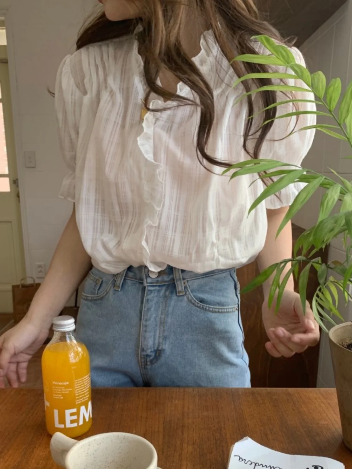 قميص نسائي أنيق برقبة على شكل حرف V صيفي منعش وحلو وفضفاض ورقيق وأكمام فقاعية وأزرار كورية بقصة مستقيمة وطول قصير