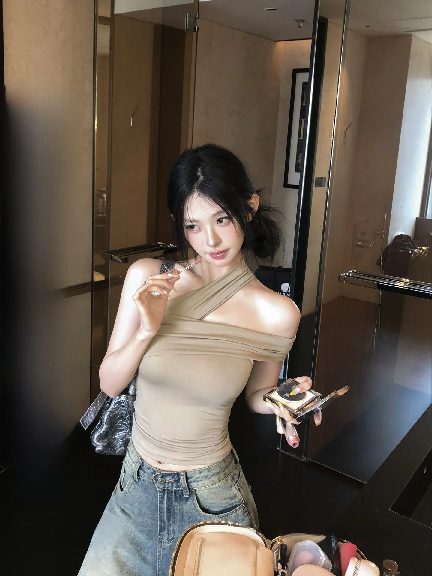 

Асимметричная женская футболка с открытыми плечами, приталенного кроя, летняя модная верхняя одежда для повседневной носки, из хлопковой ткани.