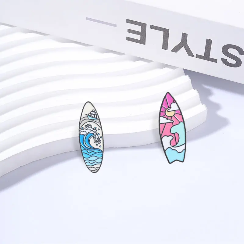 Cartoon-Ozean-Sonnenuntergang-Surfbrett-Emaille-Pin, Sommer-Strand-Ozeanwellen-Segelboot- und Sonnenuntergang-Himmel-Design-Brosche, Taschen-Revers-Abzeichen-Schmuck – Detail 7