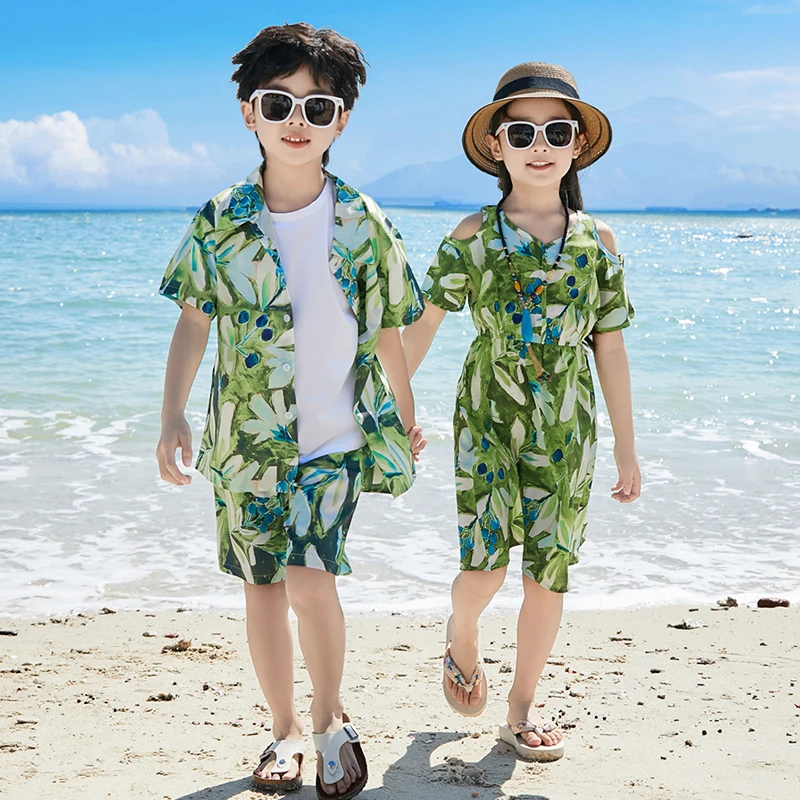 Tenues assorties pour la famille, tenues de plage d'été, robes bohèmes pour maman et fille, chemises pour papa et fils, t-shirt et short, ensemble de vêtements de vacances pour couple