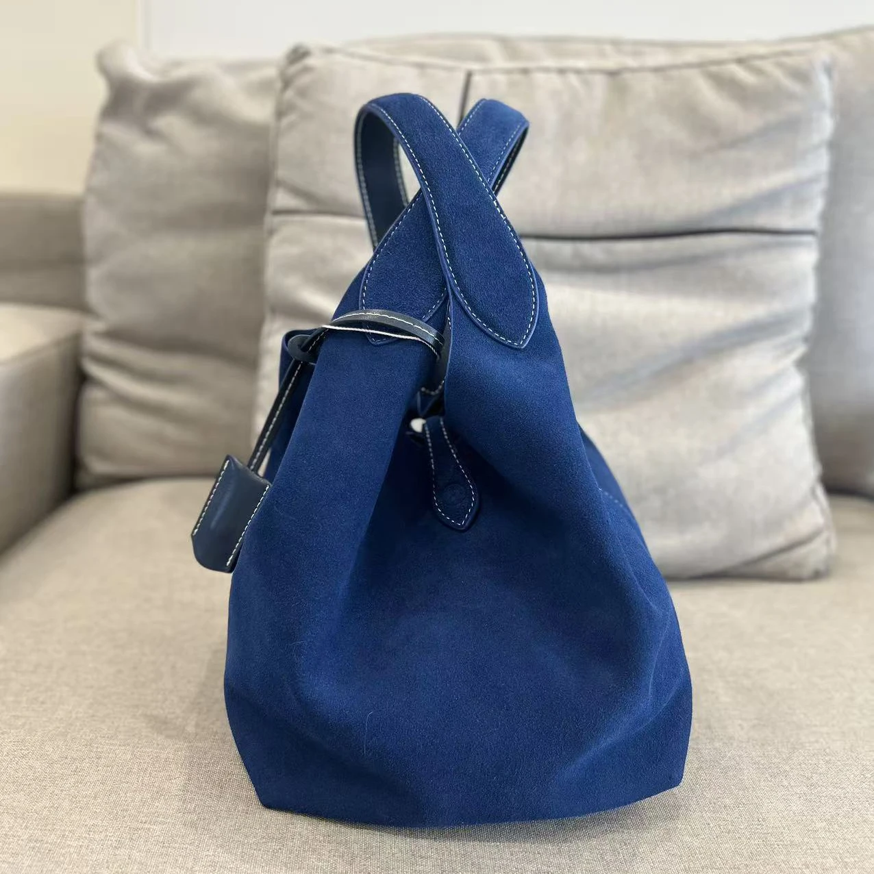 

Замшевая женская сумка-корзина для овощей, новинка 2025, нишевый дизайн, большая вместительная сумка-ведро из матовой воловьей кожи, модная сумка на одно плечо