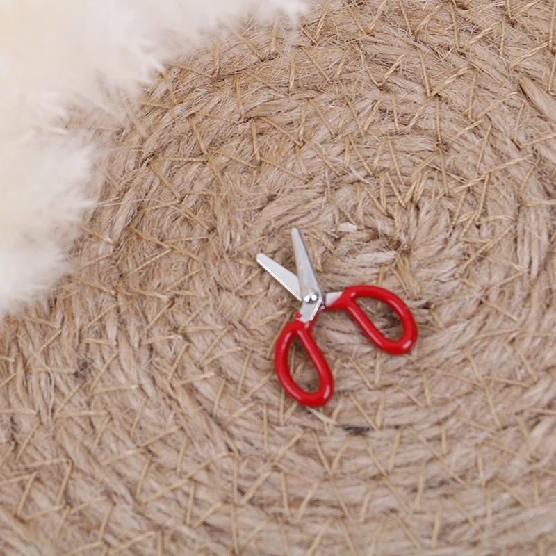 1Pc Casa delle bambole in miniatura Manico rosso Forbici piccole Modello 1/12 Mini Simulazione Mobili Forbici Giocattoli Accessori