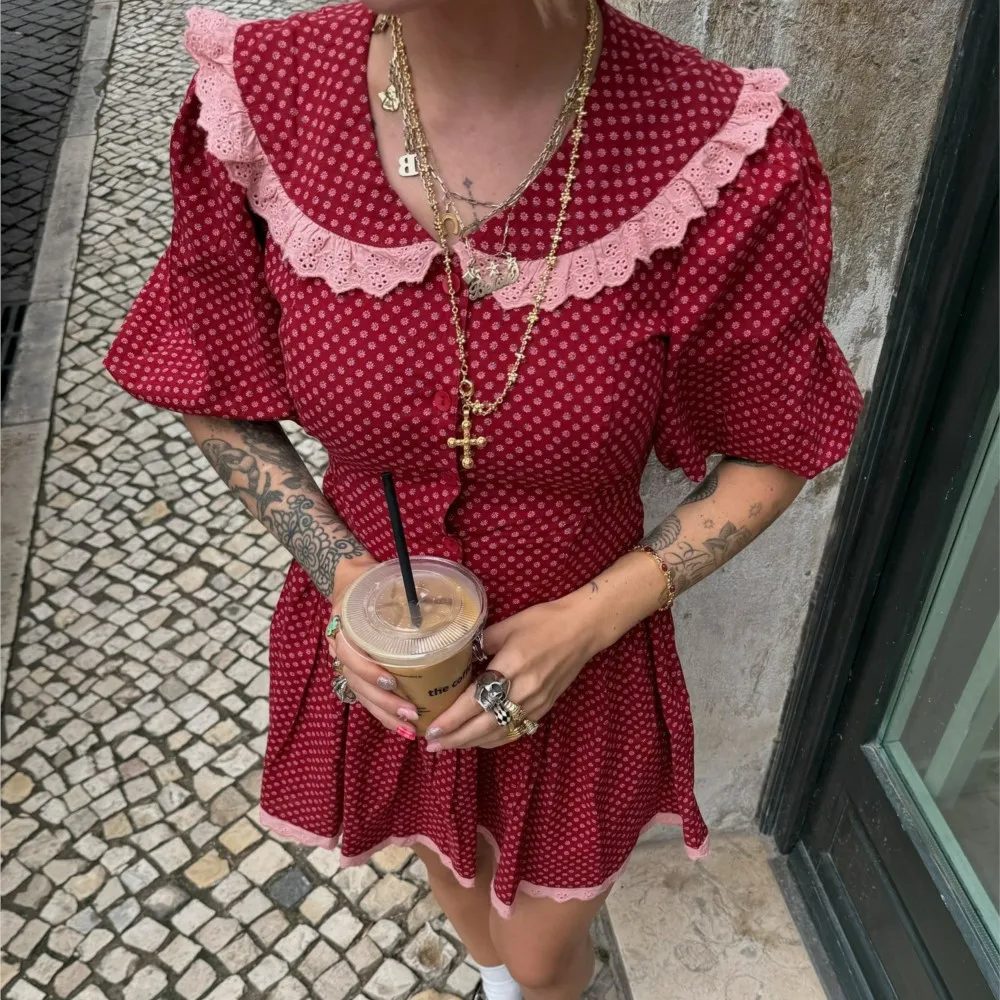 2025 Retro empalmado encaje flor roja estampado de tótem cuello Peter Pan media manga Mini vestido mujeres cintura baja vestidos plisados fruncidos