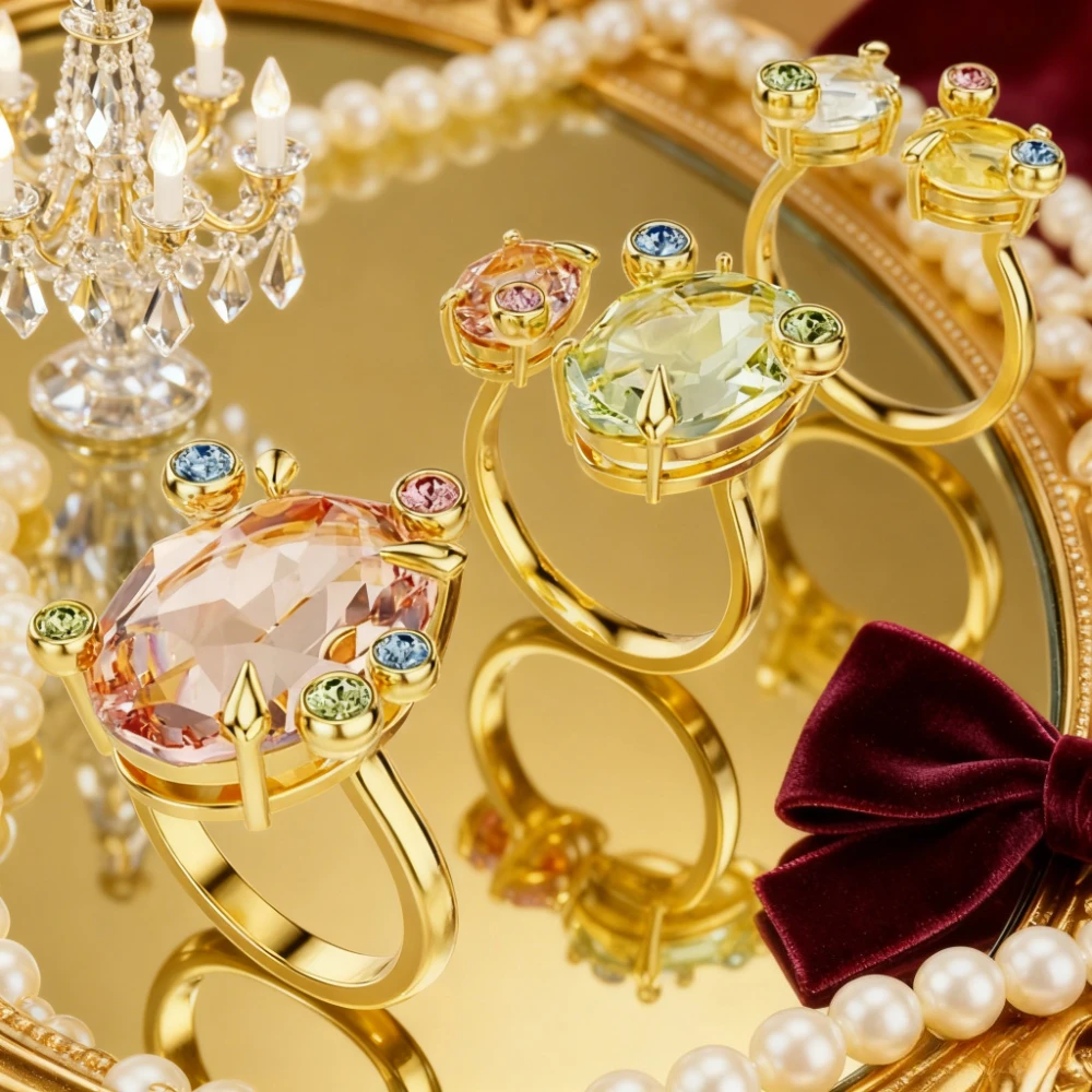 

Модные ювелирные изделия. Женское кольцо с разноцветными кристаллами. Набор из трех предметов. Привлекательная комбинация. Модный стиль.