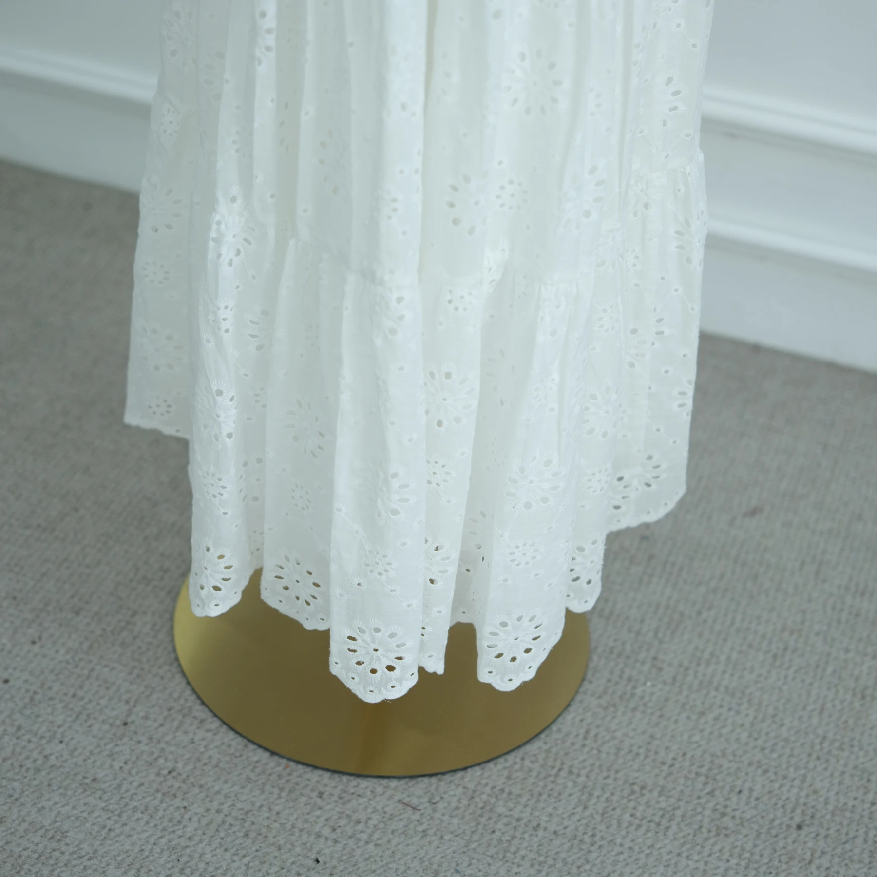 魅力的なアイレットコットンレースのムスリムロングワンピース、長袖裏地付きアバヤドレス、イブニングパーティー、ラマダン、ヒジャーブ、イスラム服