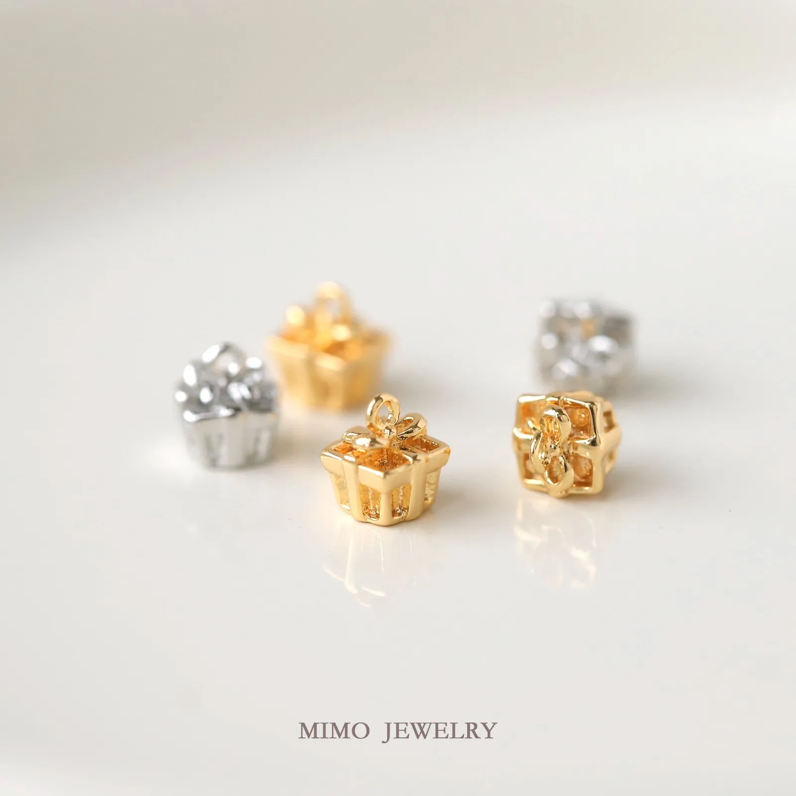 

Christmas and Birthday Mini 3D Fingertip Gift Box Charms Pendant Supplies DIY Hand Brass Gold Plated Accessories 5.7X5.7X6.3mm