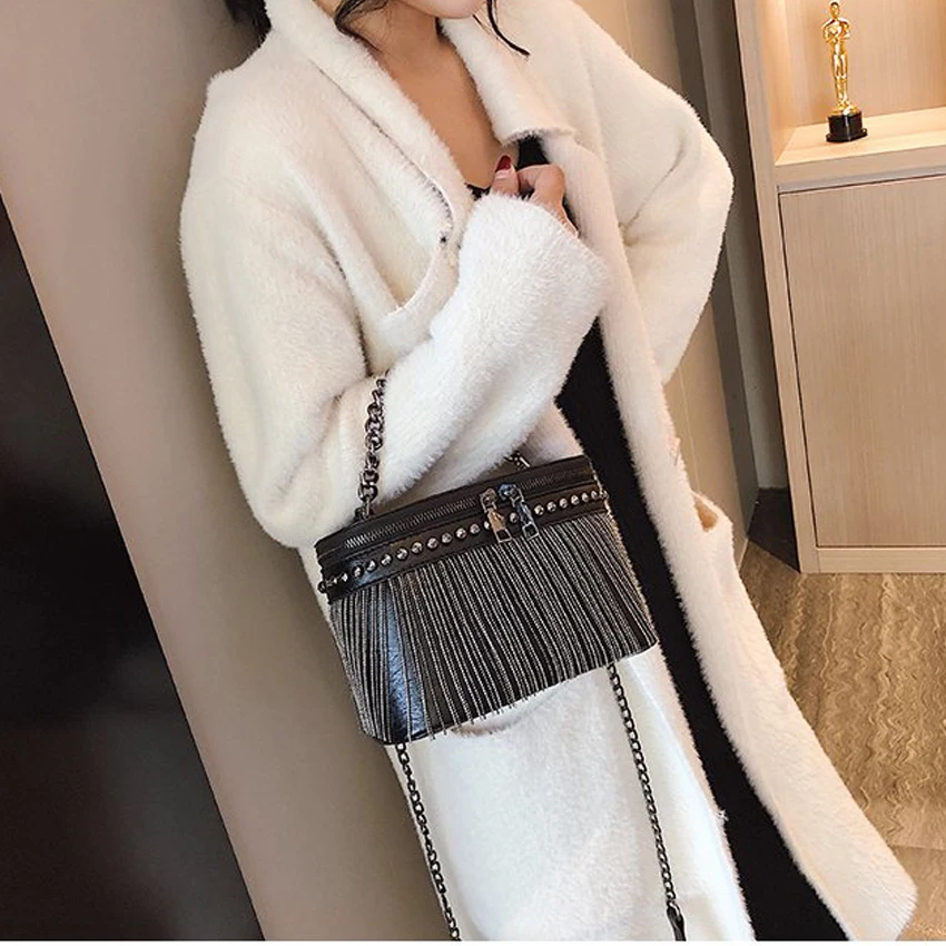 Luksusowa designerska torba cylindryczna moda damska nitowe torby na ramię z frędzlami mała torebka na telefon komórkowy Crossbody letni łańcuszek Borse — zdjęcie 4
