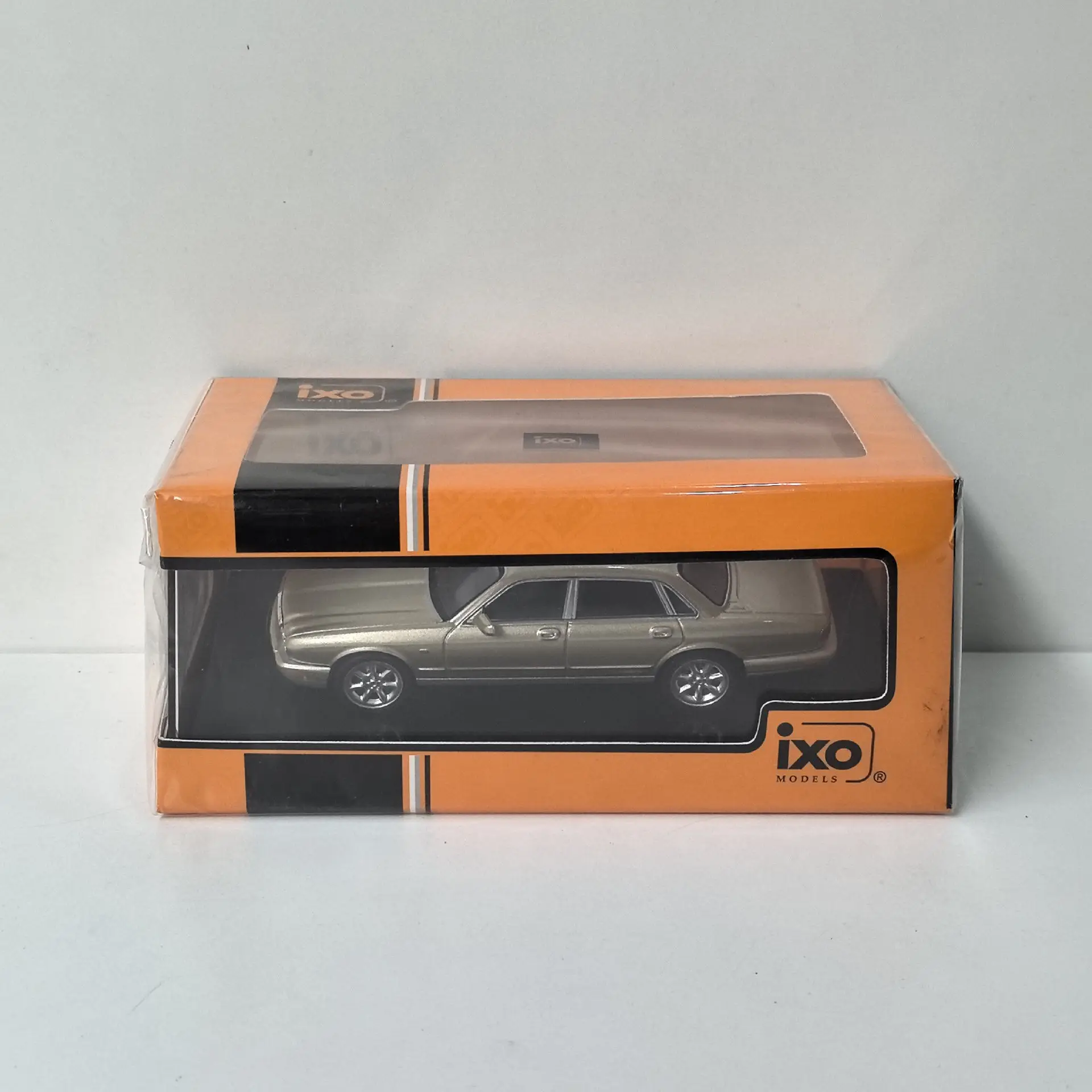 Diecast IXO 1:43 Escala JAGUAR XJ8 X308 1998 Jaguar 2L Modelo de coche de aleación